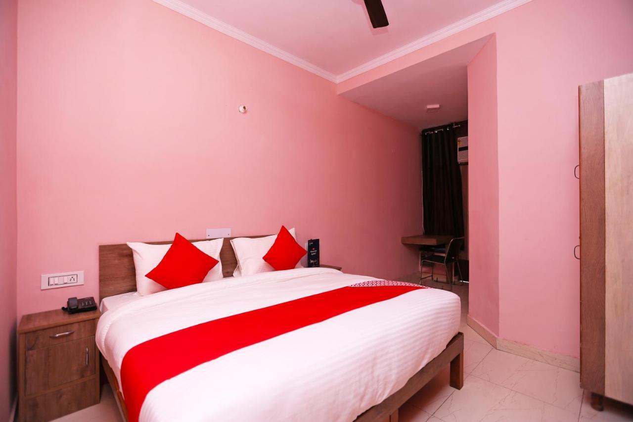 Oyo Flagship 14774 Sector 14 Gurgaon Hotel Exterior photo