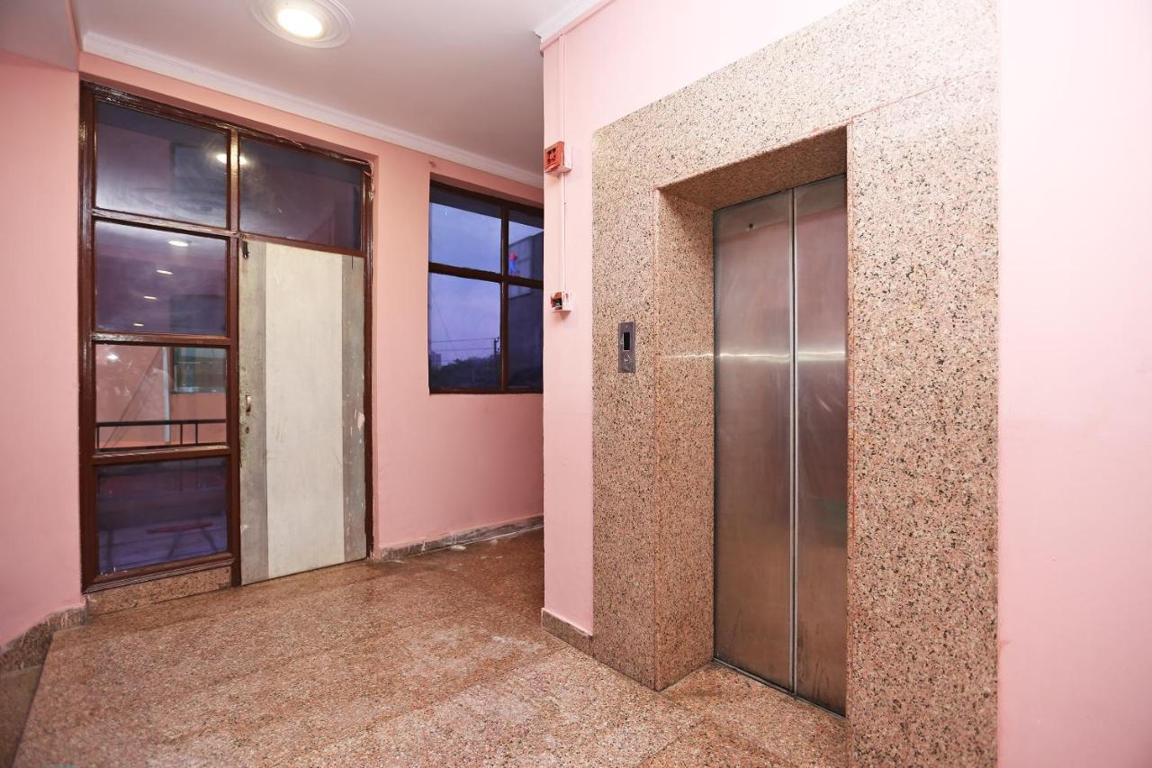 Oyo Flagship 14774 Sector 14 Gurgaon Hotel Exterior photo