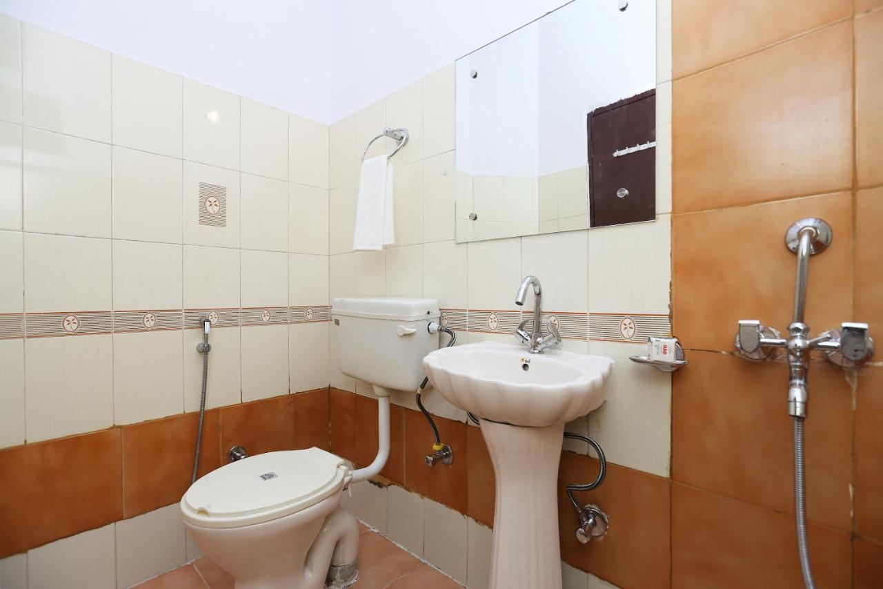 Oyo Flagship 14774 Sector 14 Gurgaon Hotel Exterior photo