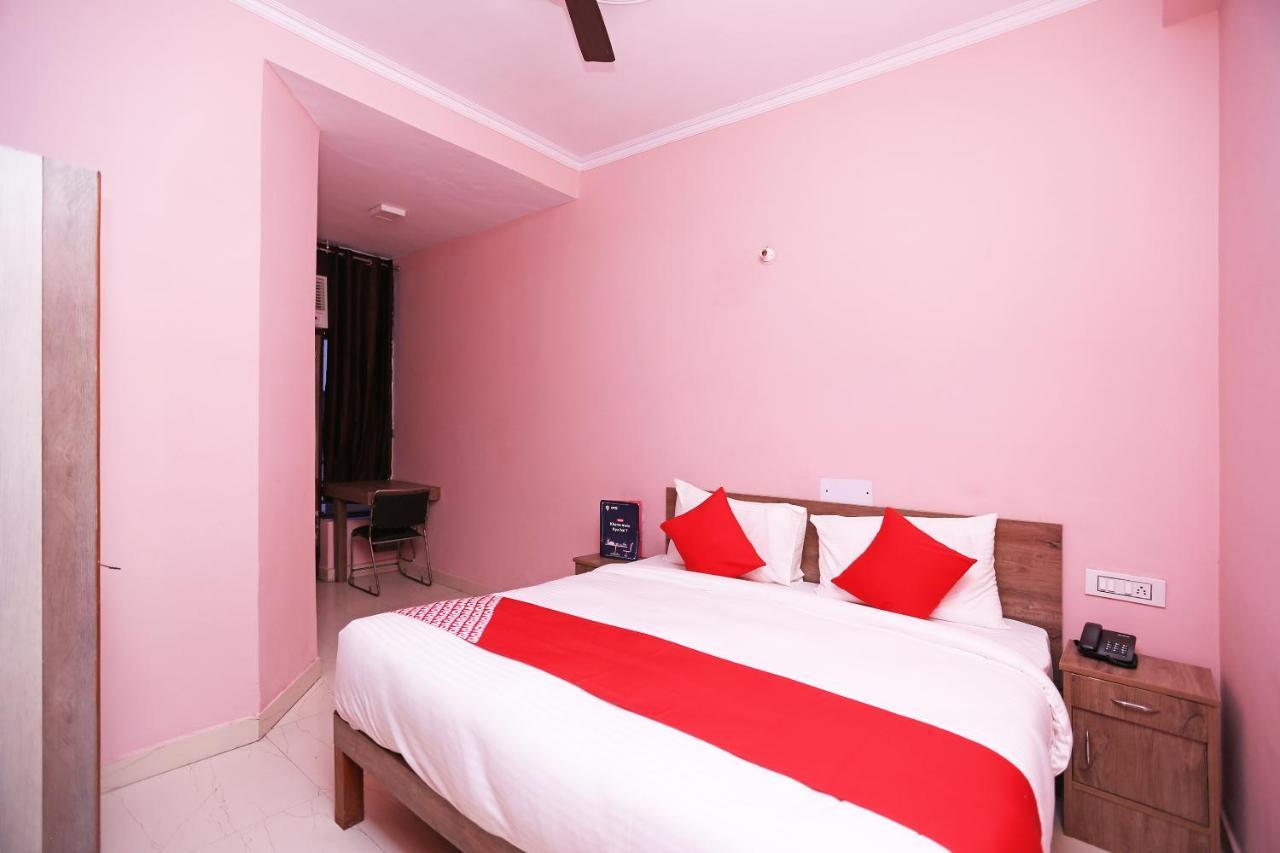 Oyo Flagship 14774 Sector 14 Gurgaon Hotel Exterior photo